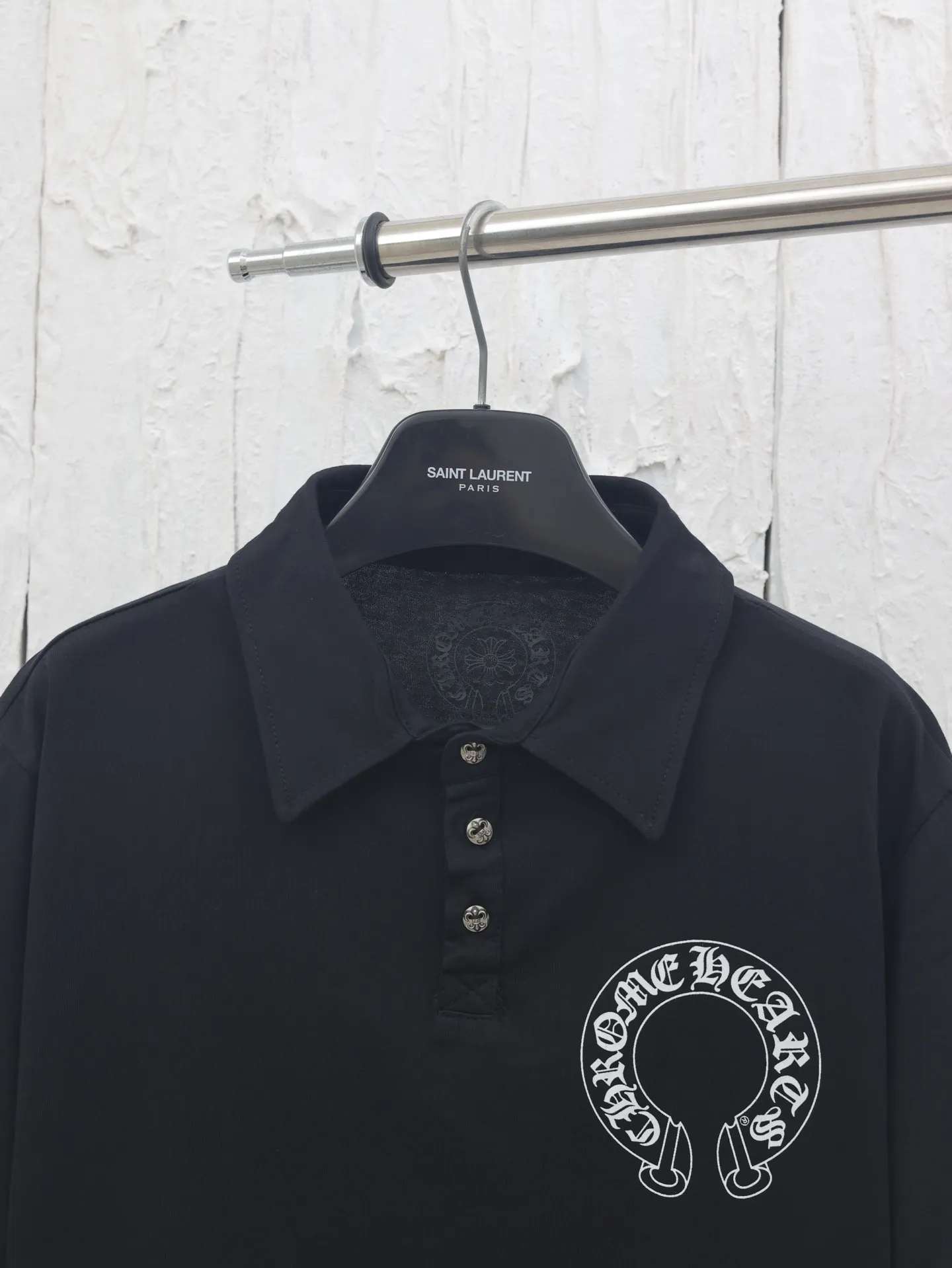 🅿️310 Come Hearts*/Cro Hearts 25SS Sanskrit printed polo shirt. The fabric is made of custom-woven and dyed 220g pure cotton. It has a soft and waxy feel. The upper body is very skin-friendly. Versatile and simple. The neckline and chest are printed with imported ink three-dimensional printing. There is no difference in size and position. Customized silver-plated buttons. Full set of accessories. Size: S/M/L/XL